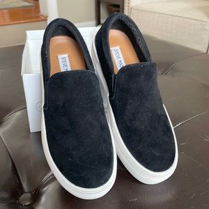 Never worn Steve Madden womens Gills slip on sneaker. Black suede size 6.5